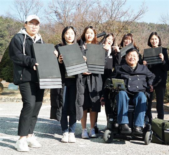 이베이코리아가 운영하는 옥션의 장애용품 쇼핑전문관 '케어플러스'가 휠체어 휴대용 경사로 '트리플에프' 할인 및 증정 이벤트를 진행한다고 16일 밝혔다. <옥션 제공>